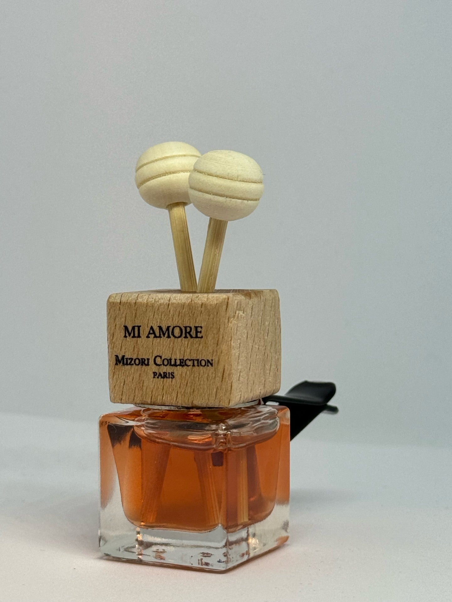 Mizori Collection Paris Mi Amore 6ml Car Perfume Hanger – Elegant floral oriental scent with notes of apple, white musk, sandalwood, and oud, designed to fragrance your car luxuriously.