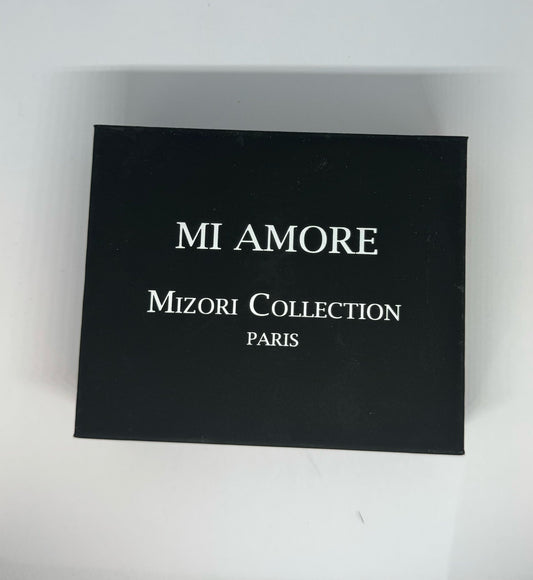 Mizori Collection Paris Mi Amore 6ml Car Perfume – Hanger. Unisex floral oriental fragrance with notes of apple, white musk, sandalwood, and oud for a romantic, long-lasting in-car aroma.