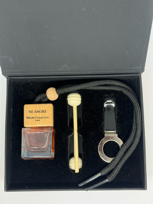 Mizori Collection Paris Mi Amore 6ml Car Perfume – Black Hanger. Elegant unisex fragrance with fruity, floral, and warm oriental notes for a luxurious, long-lasting in-car scent.