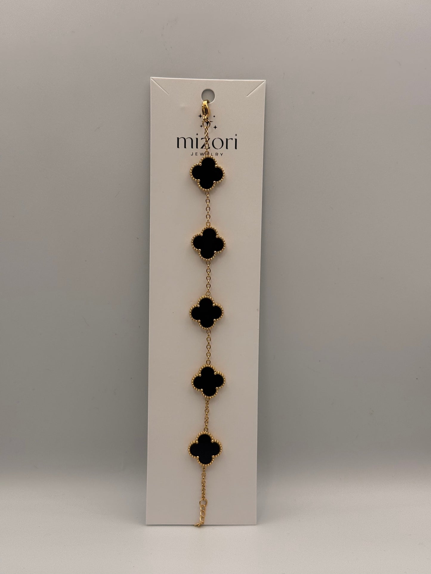 Mizori Jewelry stainless steel clover bracelet in black and gold, minimalist and elegant women’s fashion accessory